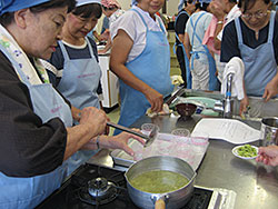 給食ボランティア調理実習写真