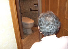女性用トイレです。
入口は手動の開き戸で、開いた時の幅は８２ｃｍでした。 内扉もあり、開いた時の幅は４９ｃｍでした。 