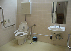 アクロス小幡内に多目的トイレが１階に２カ所、２階に１カ所、３階（社会福祉協議会内）に１カ所あります